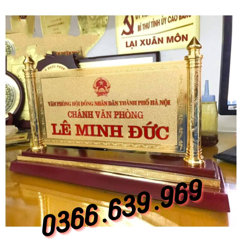 Biển chức danh có cột đế gỗ mạ vàng 24K