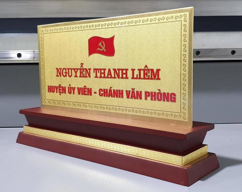 bảo quan và vệ sinh biển chức danh