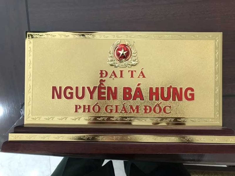 bảo quan và vệ sinh biển chức danh