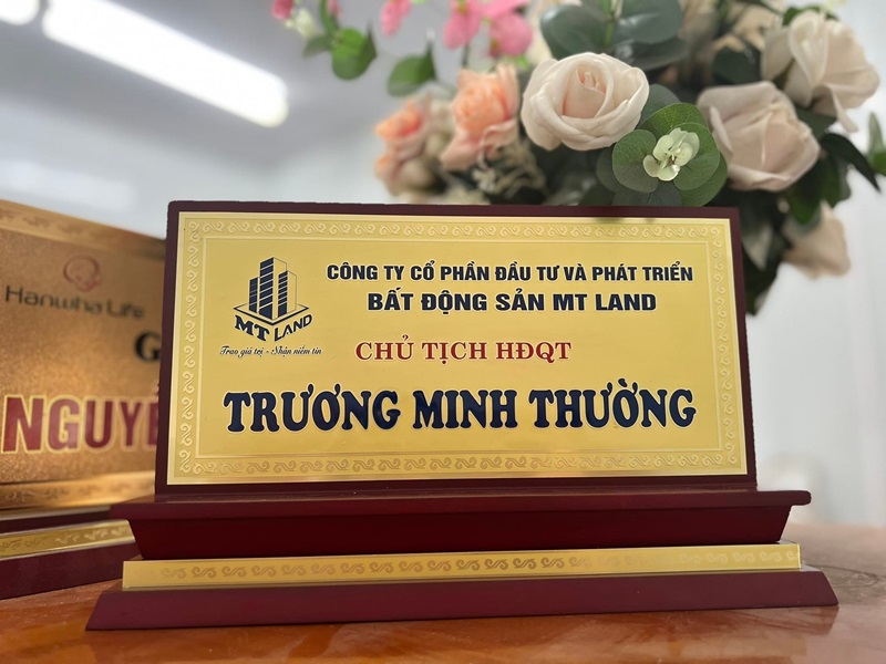 biển chức danh bằng gỗ