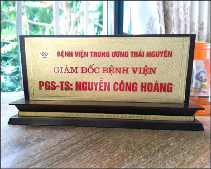 biển chức danh bằng gỗ