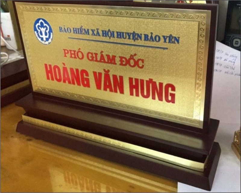 biển chức danh bằng gỗ