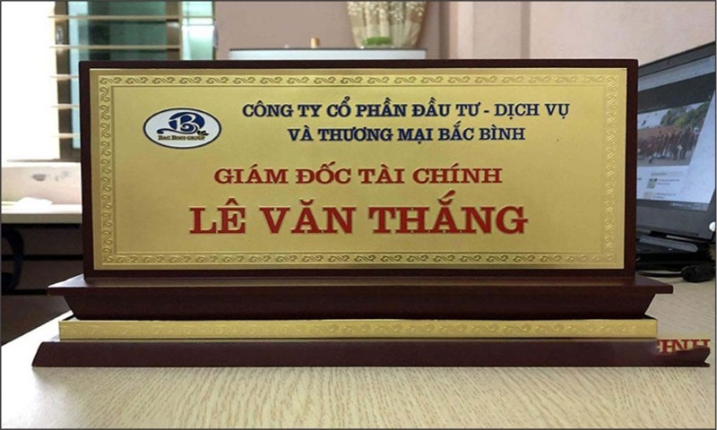 biển chức danh bằng gỗ