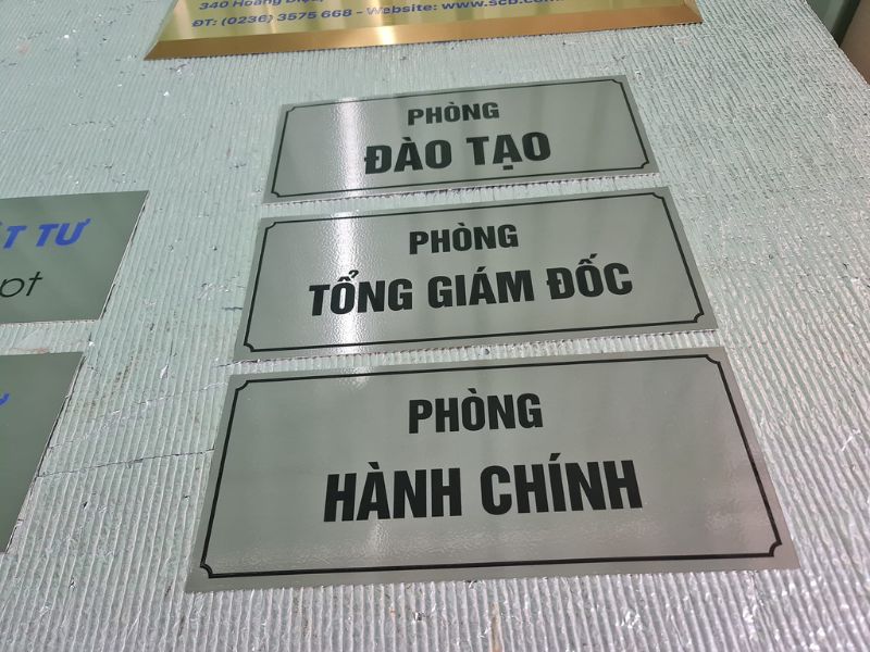 biển chức danh treo tường