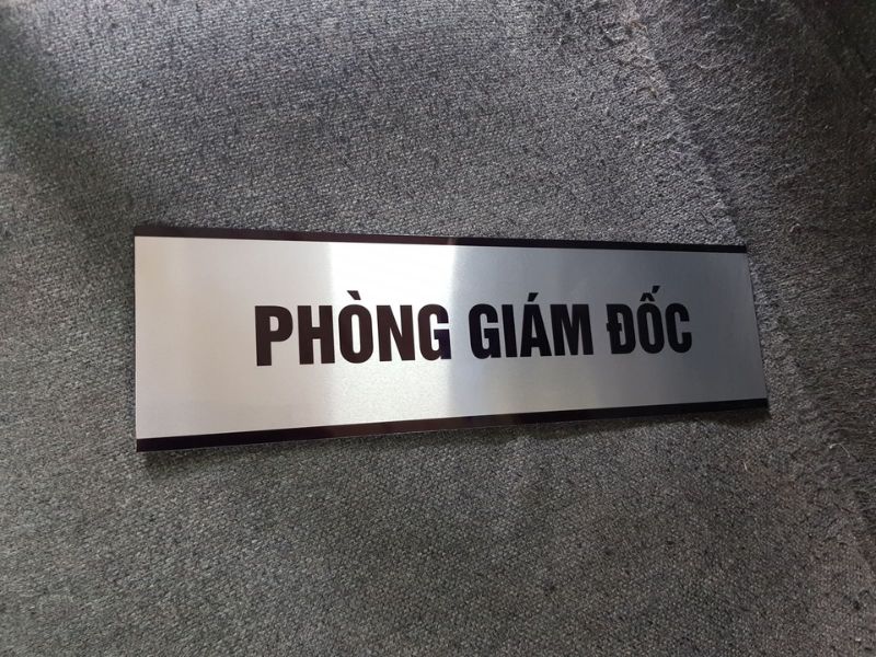 biển chức danh treo tường