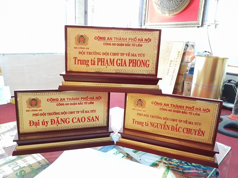 forn chữ biển chức danh