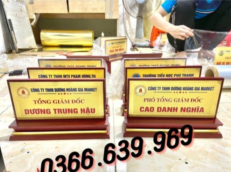 quy định về biển chức danh để bàn