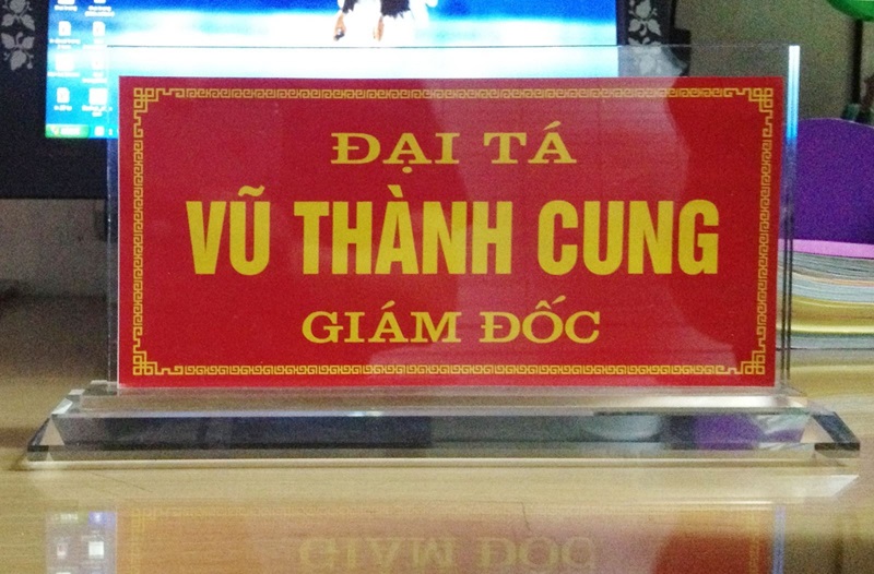 Thiết kế biển tên chức danh