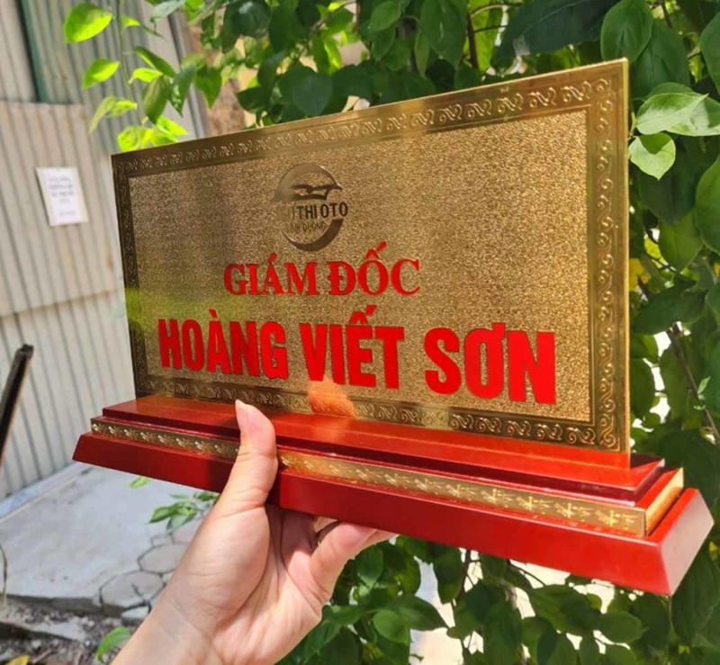 biển chức danh bằng gỗ