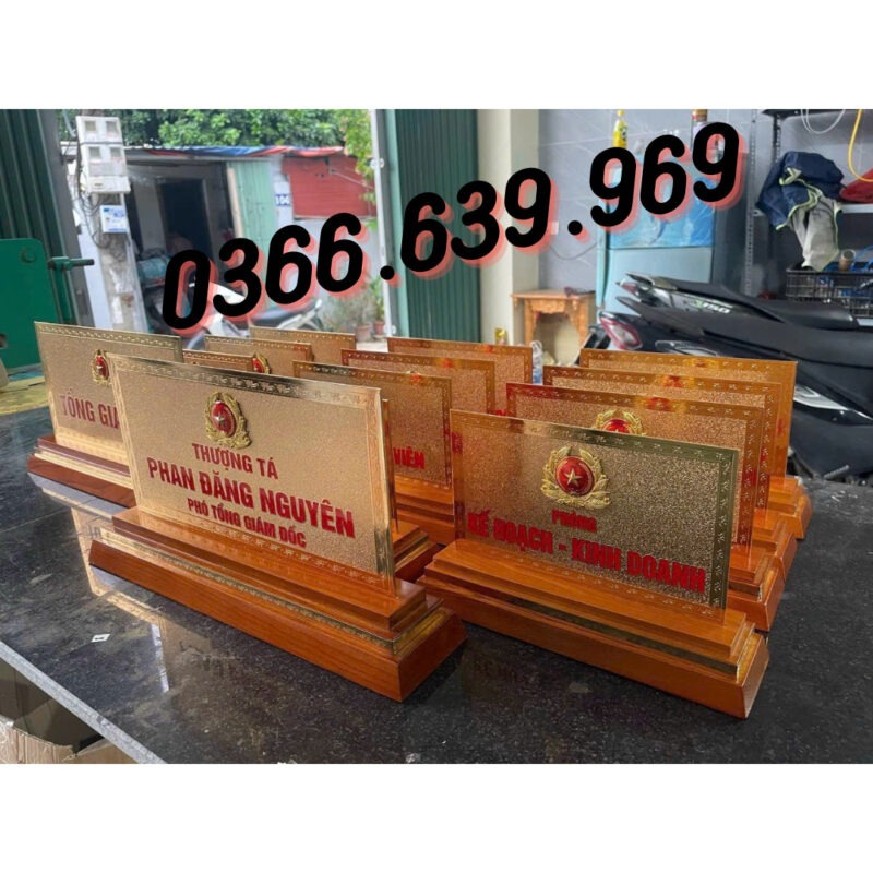 quy định về biển chức danh để bàn