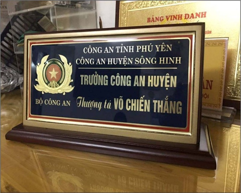 vật liệu làm biển chức danh